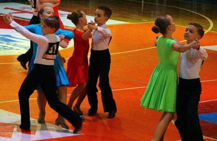 kat.10-11 lat   Kacper i Emilka (czerwona)oraz Michał i Kasia(zielona)